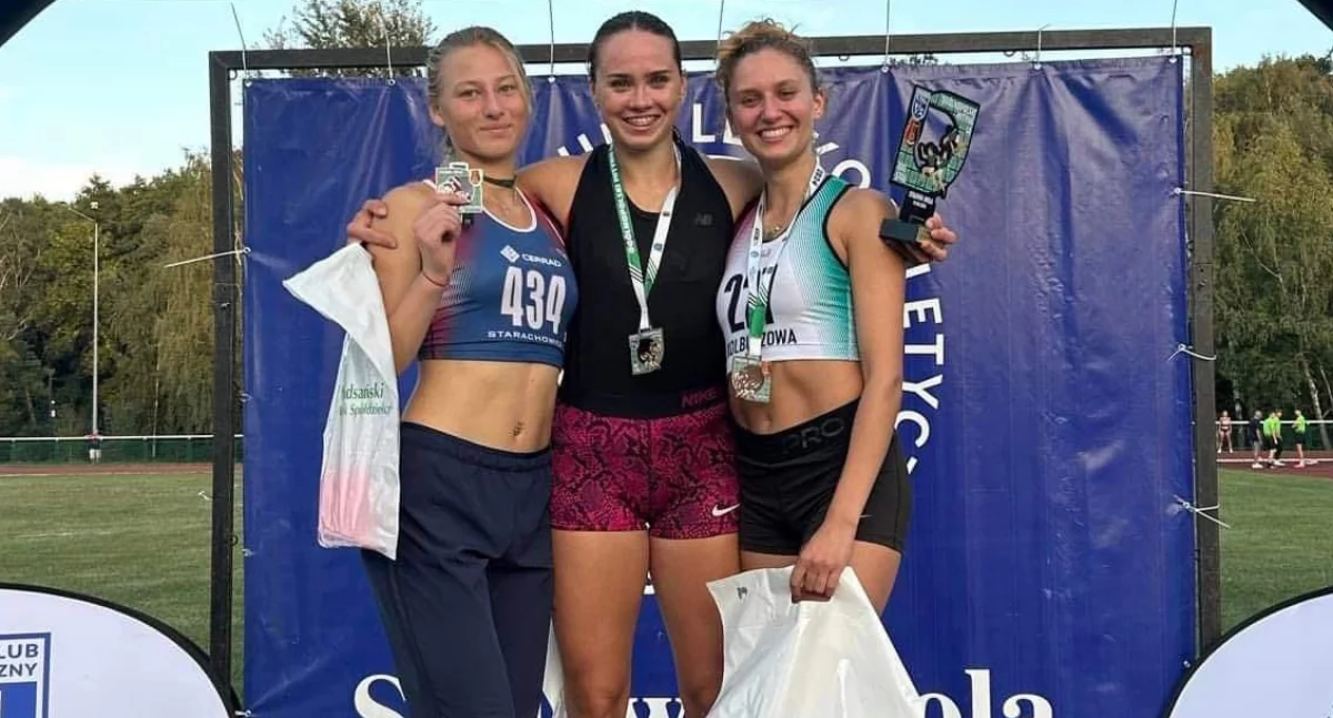 Reprezentanci starachowickiej Juventy Cerrad w zawodach w Stalowej Woli. Wiktoria Smalec i Maja Peryt na podium