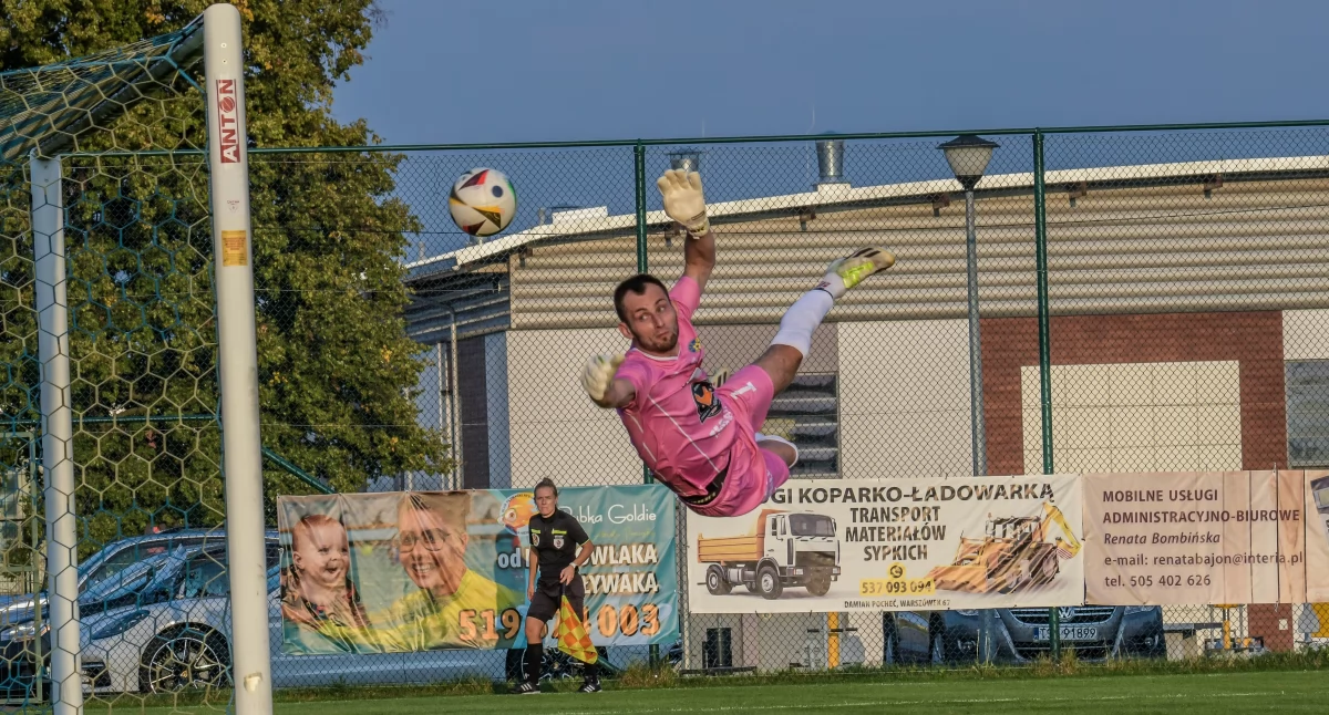 Arka Pawłów zatrzymała wicelidera z Kazimierzy Wielkiej. Stały fragment gry i gol Kacpra Serka