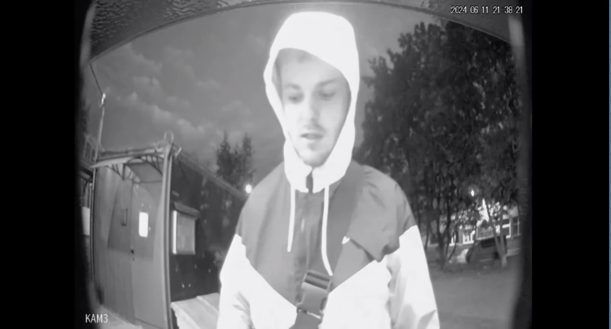 Świętokrzyscy policjanci proszą o pomoc w rozpoznaniu sprawcy. Oszust przed paczkomatem