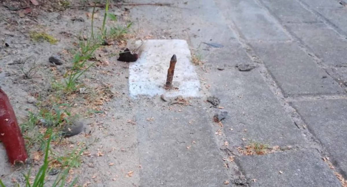 Fotointerwencja. Niebezpieczne druty wystają z chodnika...