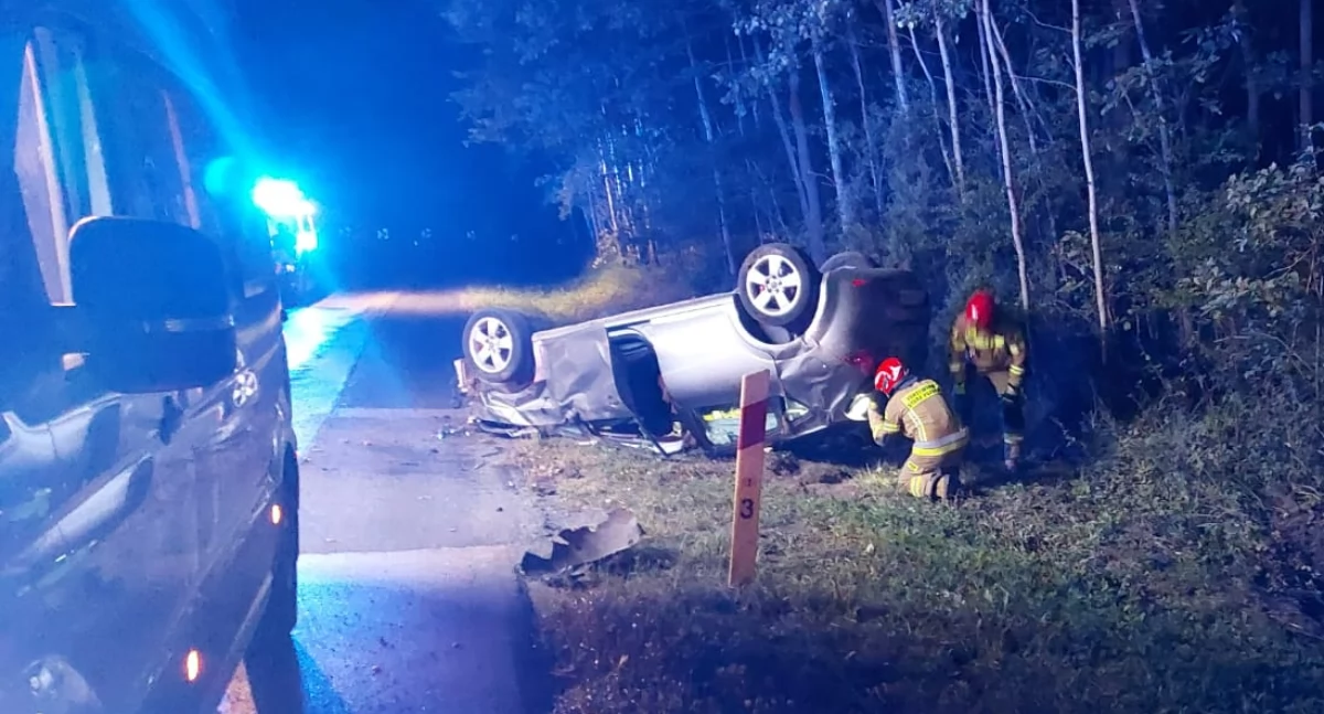 Wypadek na leśnym odcinku drogi pomiędzy Starachowicami a Rzepinem. Seat Leon uderzył w drzewo i dachował