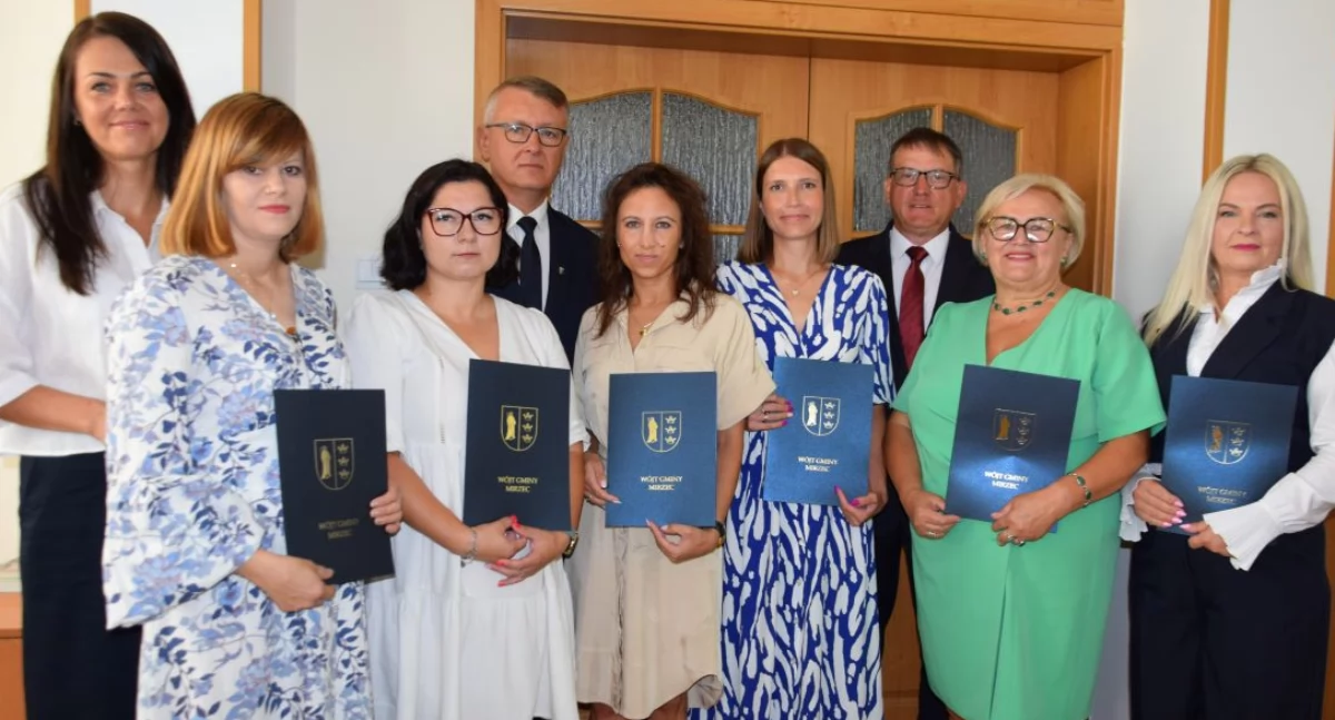 Starzy-nowi dyrektorzy szkół w gm. Mirzec i nauczyciele z nominacjami