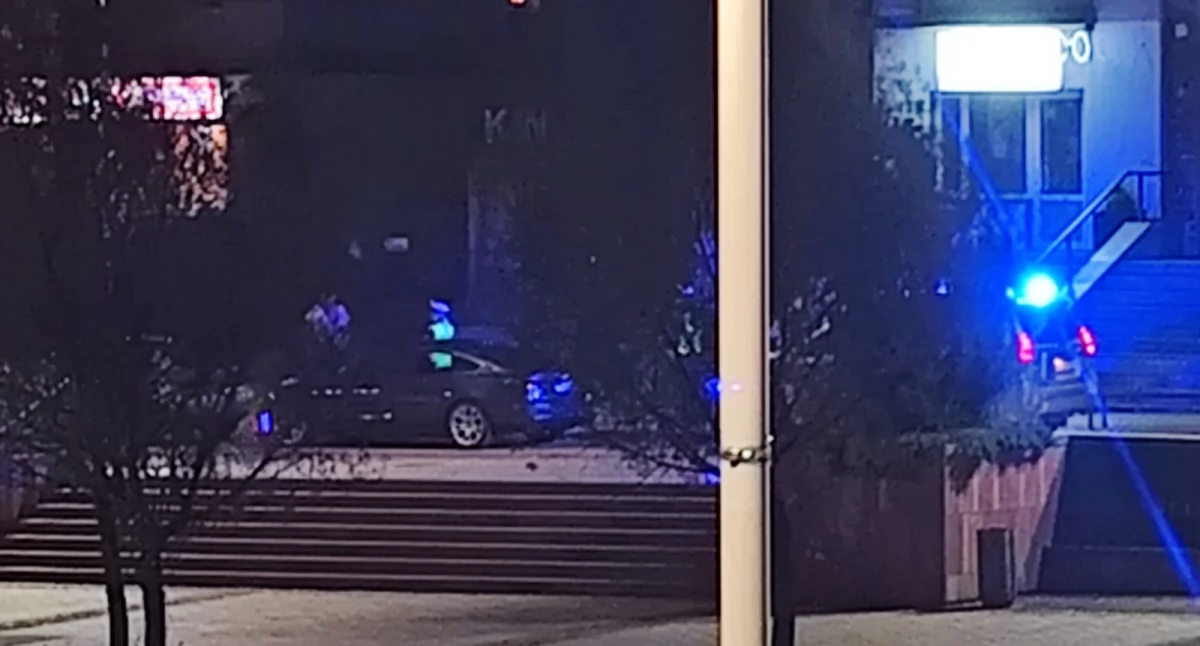 Kolizja dwóch audi w starachowickim Rynku. Okoliczności zdarzenia wyjaśniają policjanci