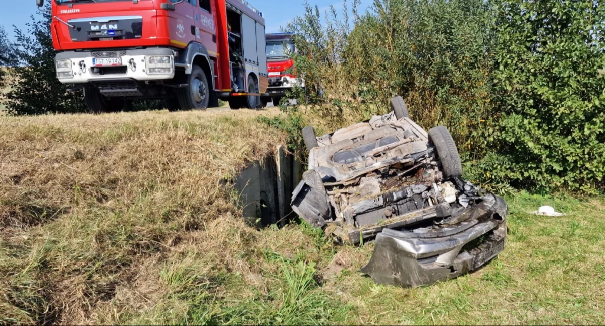 Wypadek w miejscowości Łomno Parcele. Samochód z kobietą w środku dachował 