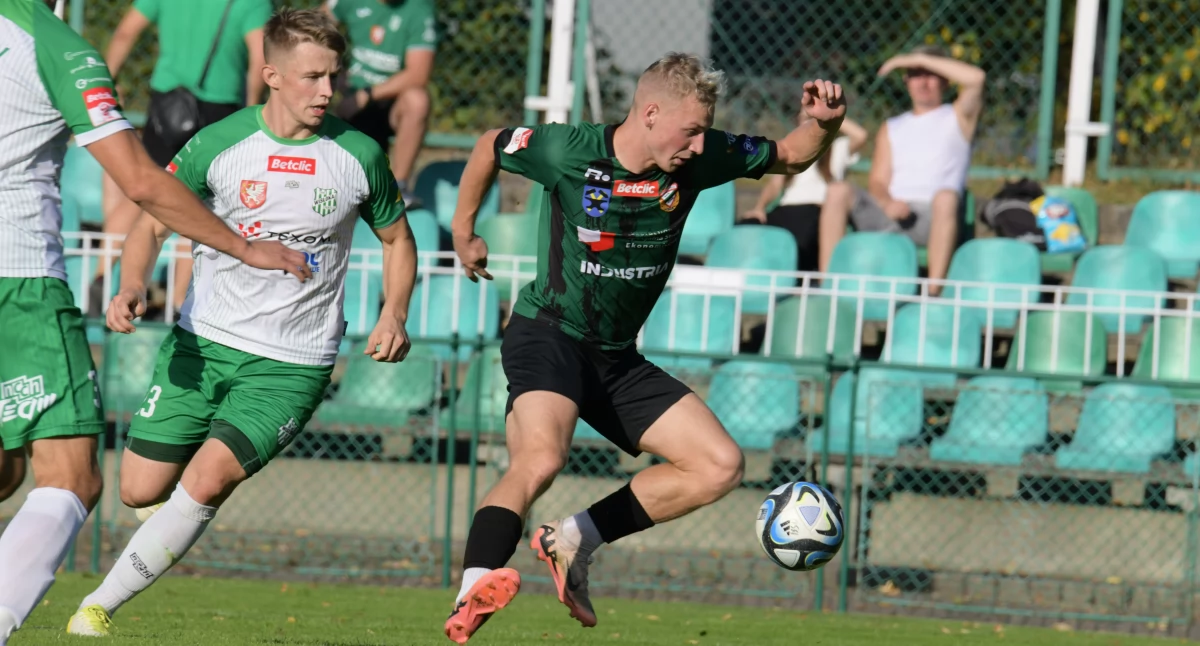 Druga porażka Staru Starachowice jesienią. Adrian Szynka trafia z rzutu wolnego 