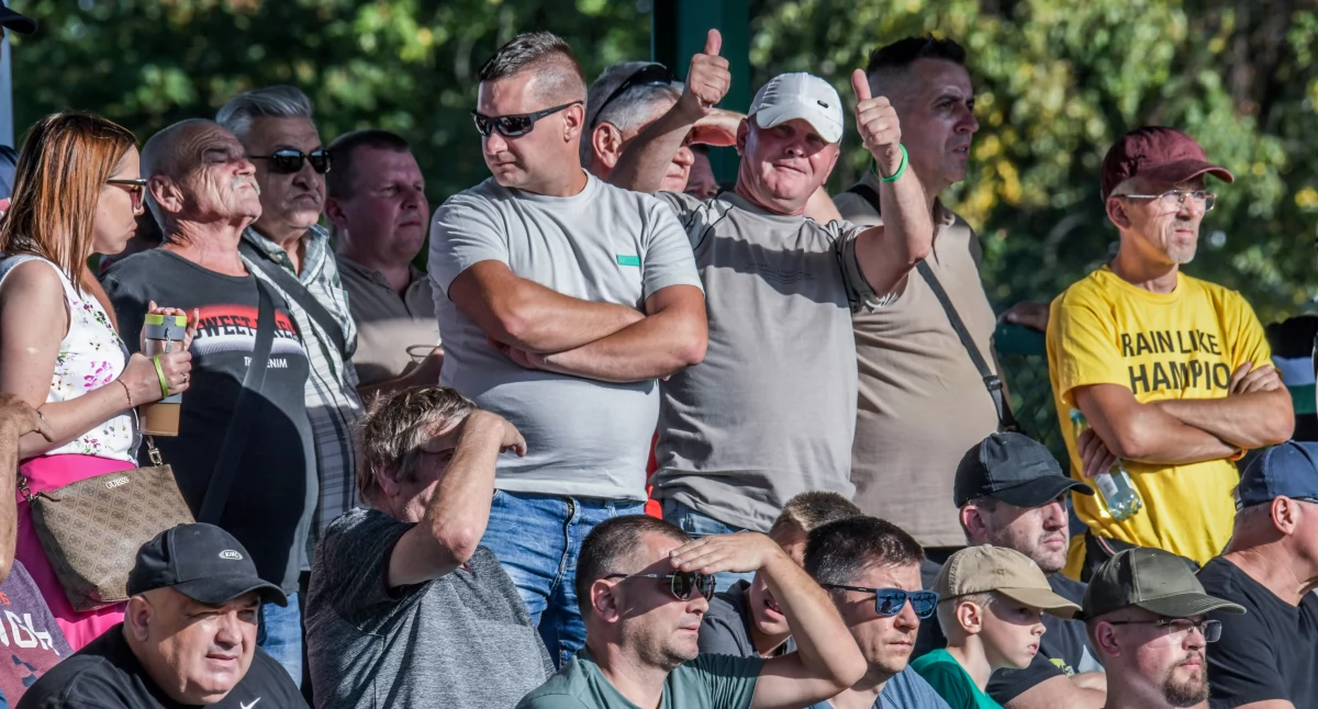 Piątkowe rozgrywki 3 ligi IV grupy: Wisłoka Dębica - Star Starachowice - galeria zdjęć kibiców