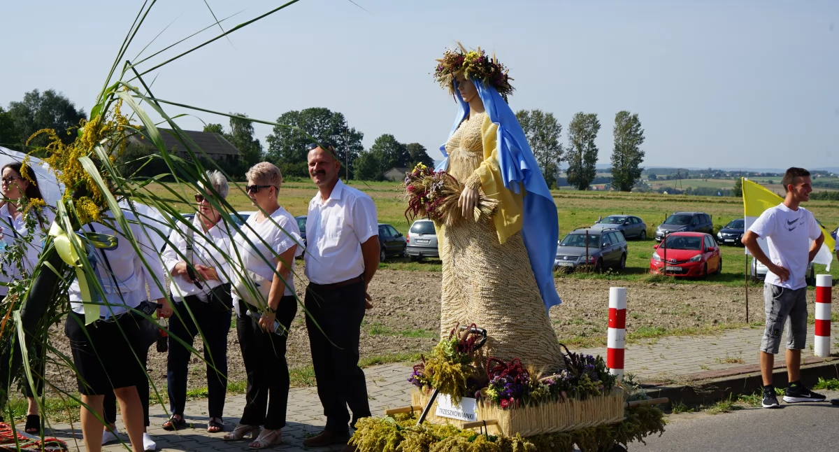 Ukłon w stronę tradycji - dożynki Diecezji Radomskiej i Gminy Pawłów