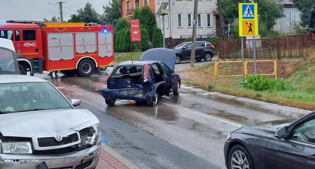 Opel zatrzymał się przed przejściem, skoda niestety nie!