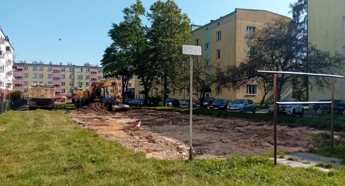 Ostatnie zieleńce na osiedlu Żeromskiego idą pod parking