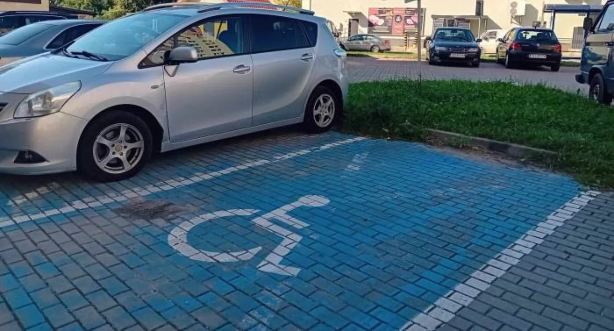 Parkowanie na kopercie pod czujnym okiem mieszkańców