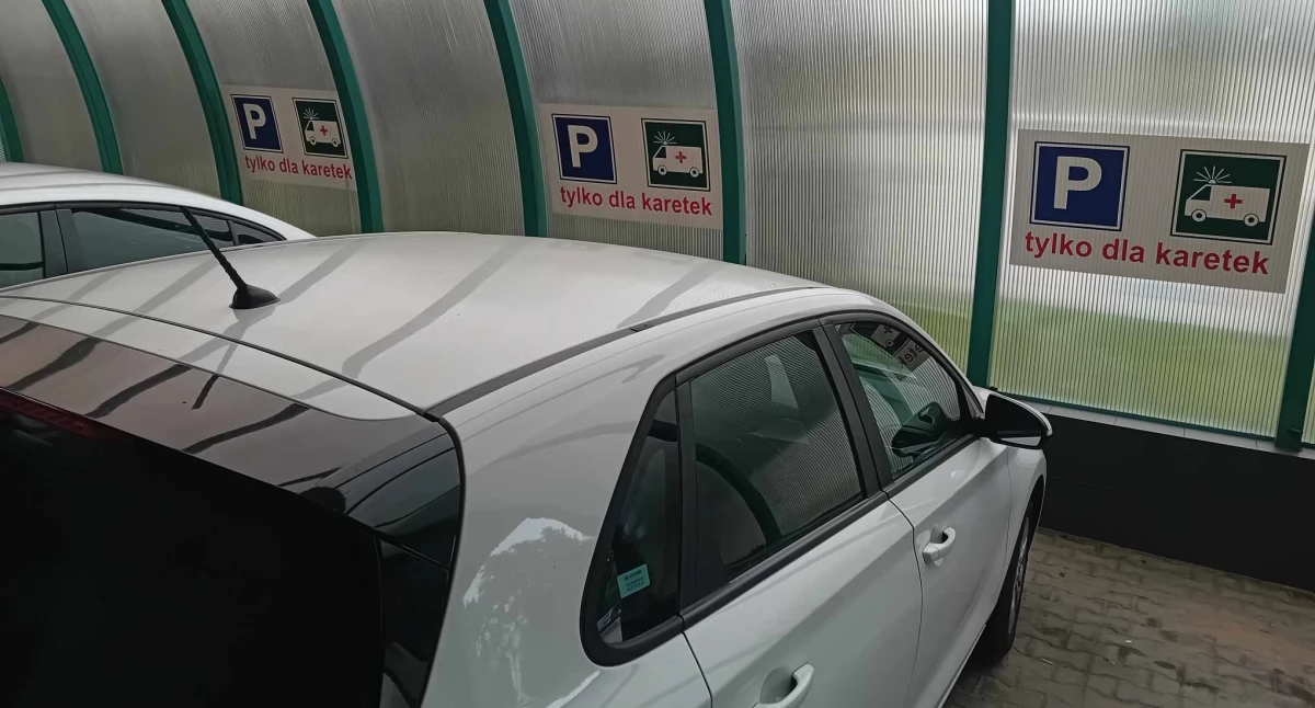  Kuriozalna sytuacja na SOR. Parking faktycznie tylko dla karetek?