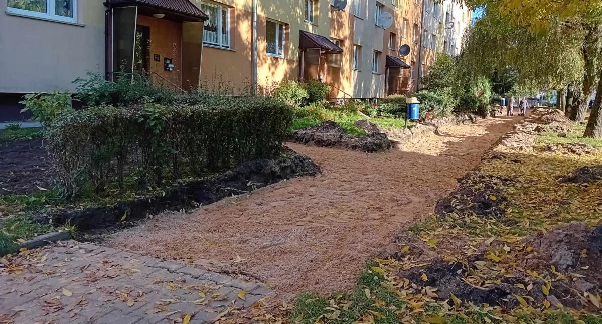 Nowy chodnik pod blokiem na os. Majówka budzi kontrowersje