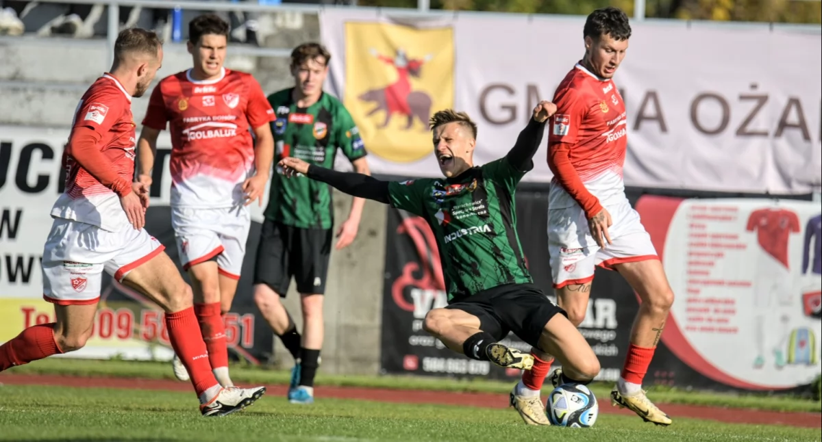 Niespodzianka na stadionie w Ożarowie. Star Starachowice stracił punkty z KS Wiązownica