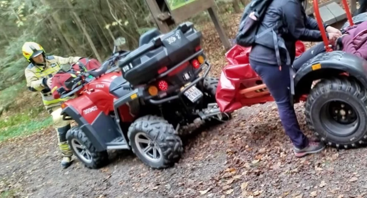 Poszkodowani na szlaku w kierunku Łysicy. Interweniowali strażacy i policjanci