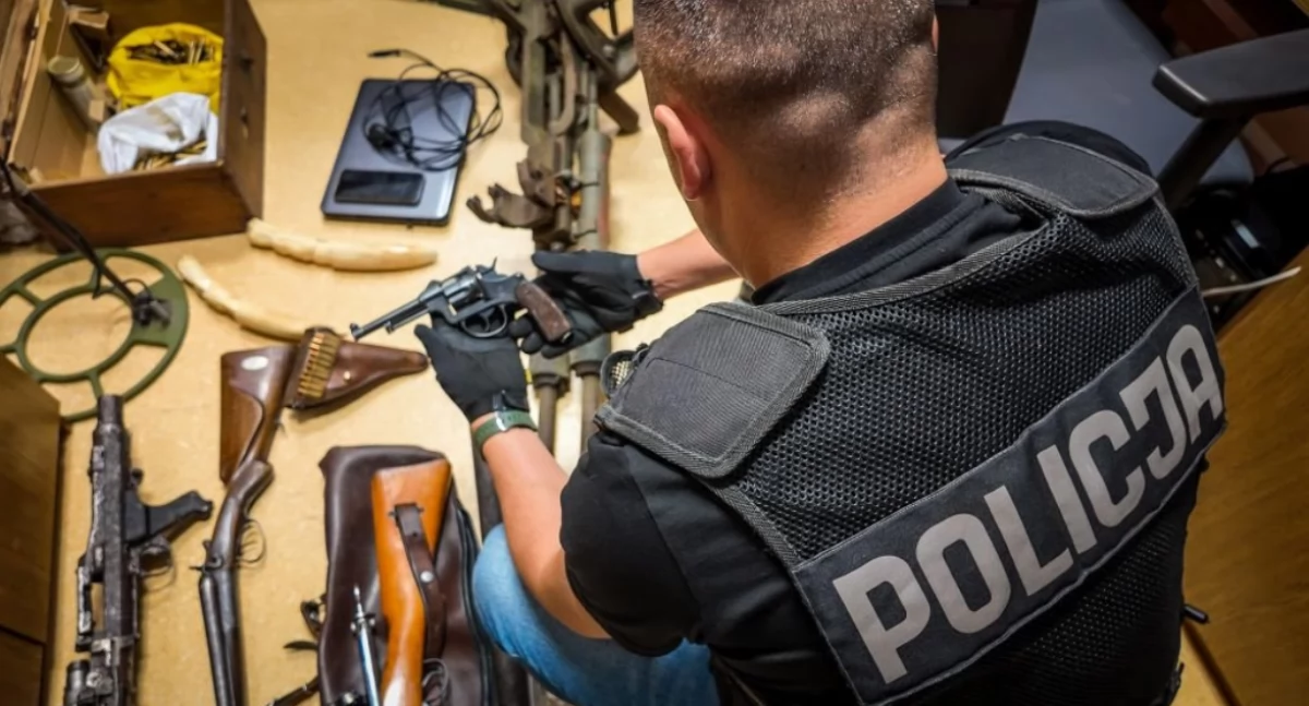 Dwóch mieszkańców naszego regionu podejrzanych o nielegalne posiadanie broni. To była skoordynowana akcja policjantów