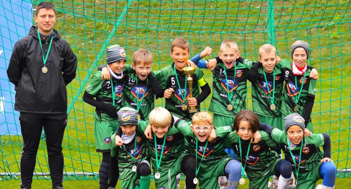Akademia Piłkarska SKS Star Starachowice zagrała w Kielcach. Zielono-czarni na trzecim stopniu podium 