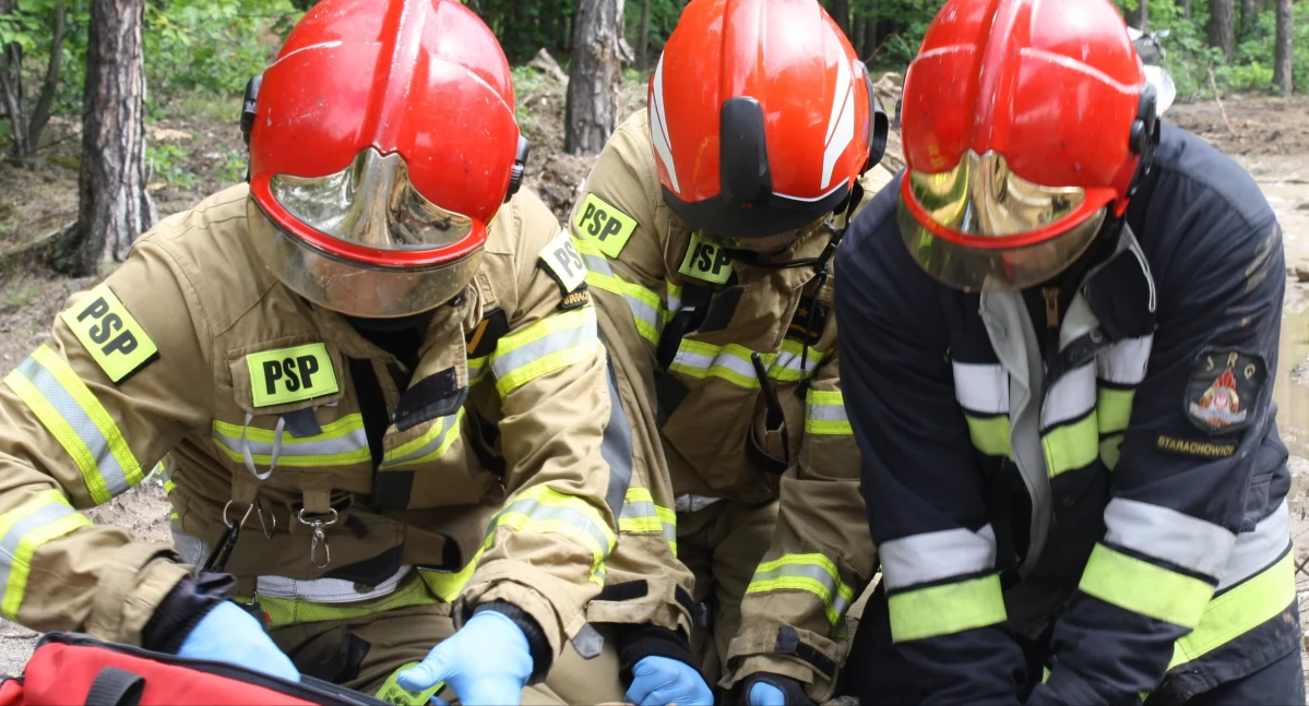 Wypadek w Starachowicach z udziałem rowerzysty. Przewrócił się na ścieżce, pomogli strażacy