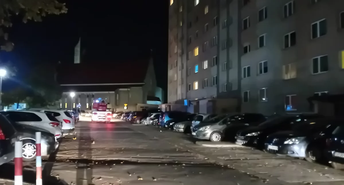 Wieczorna interwencja służb na ul. Granicznej w Starachowicach. Ktoś miał chodzić po dachu wieżowca