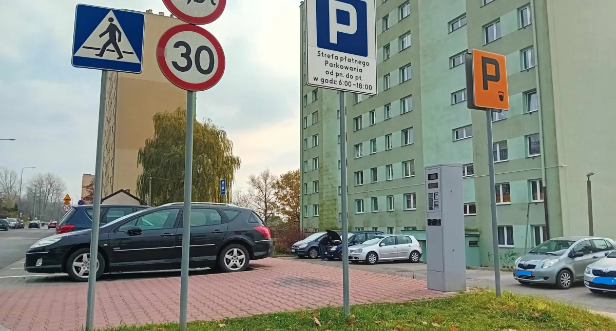 Parkomaty nie działają, mieszkańcy płacą a młodzież parkuje do woli