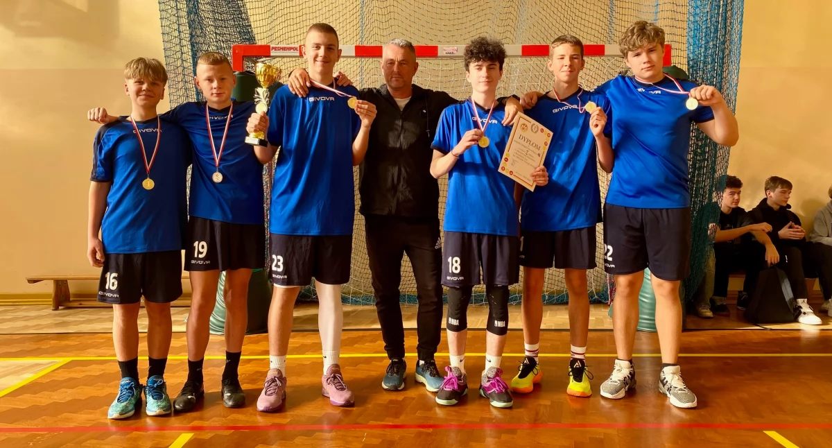 Awans SP nr 12 do finału wojewódzkiego w piłce nożnej i koszykówce