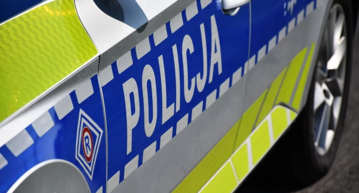 Wypadek na terenie gminy Wąchock. Poszkodowany spadł z maski samochodu
