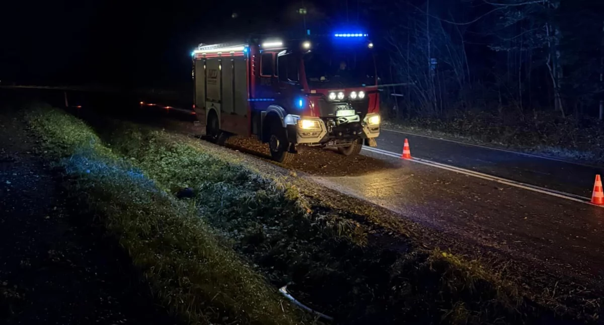 Wypadek na drodze w Świętej Katarzynie. Kierowca samochodu dachował