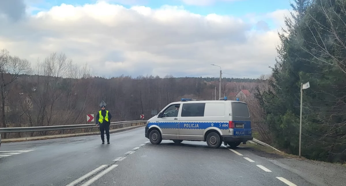 Uwaga kierowcy! Po wypadku w Parszowie droga nadal zablokowana przez policję