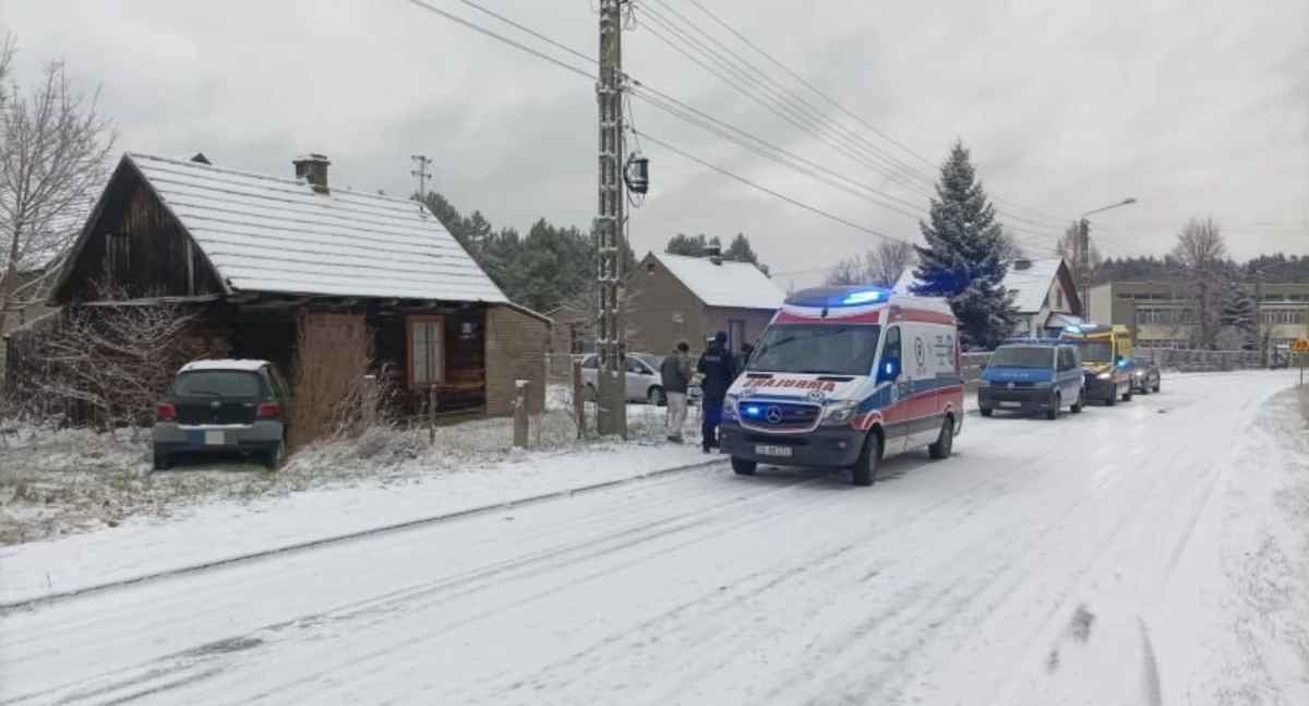 Wypadek w Majkowie. Toyota wjechała na chodnik, potrącając matkę z dziećmi