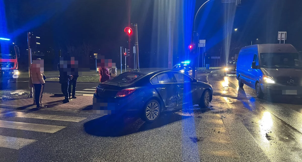 Wypadek w Starachowicach. Zderzenie dwóch samochodów marki Opel na skrzyżowaniu