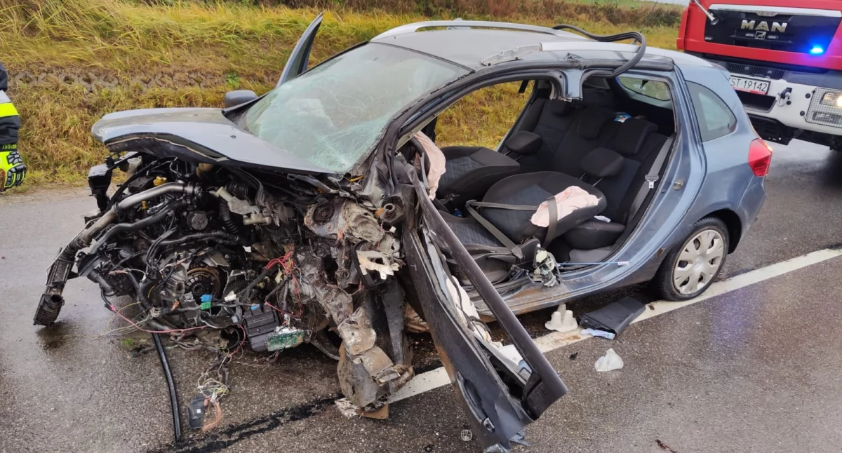 Wypadek w Wieloborowicach. Kierowca zakleszczony w samochodzie marki Renault