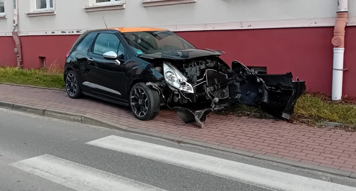 Wypadek w Starachowicach. Zderzenie dwóch samochodów na rondzie
