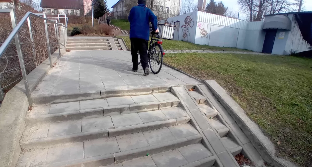 Schodki koło Skałki wciąż uszkodzone...