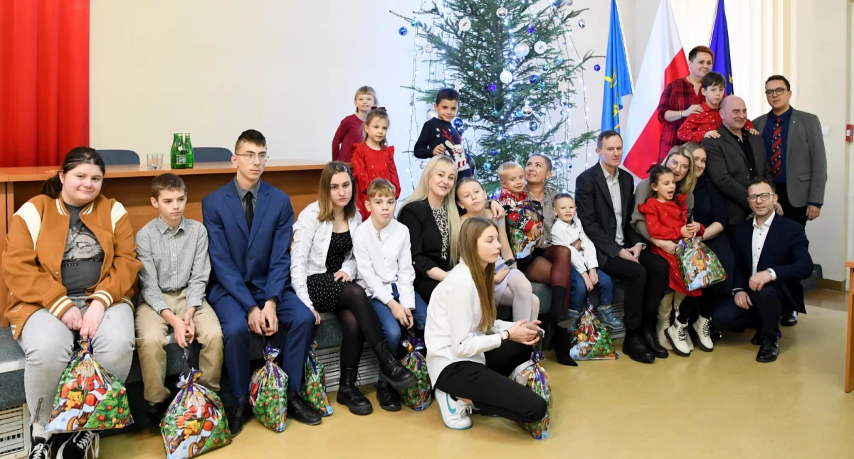 Święta z uśmiechem dzieci z pieczy zastępczej