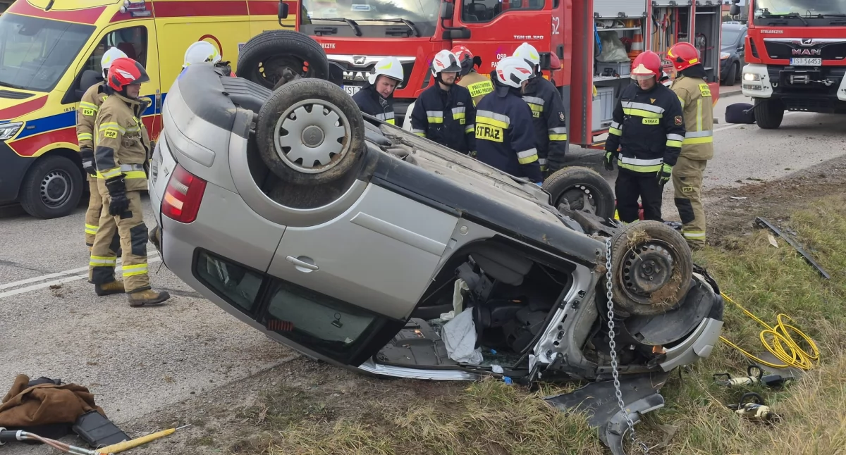 Wypadek w miejscowości Dąbrowa. Samochód dachował, zakleszczona jedna osoba w aucie