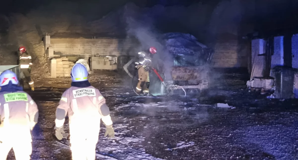 Tragiczny incydent w Rzepinie Kolonii. Spłonęło auto, właściciel z obrażeniami głowy