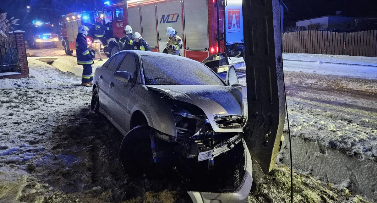 Wypadek w Rzepinie Pierwszym. Kierowca opla wpadł w poślizg i wjechał w słup