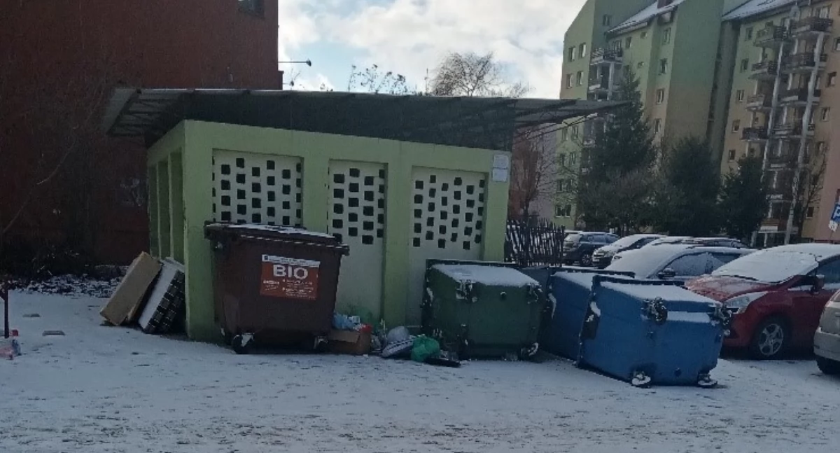 Zmiana wykonawcy i chaos pod altanami śmieciowymi
