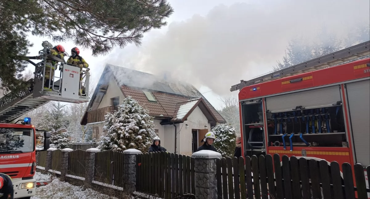 Pożar domu w Borze Kunowskim. Sześć zastępów straży pożarnej walczy z żywiołem