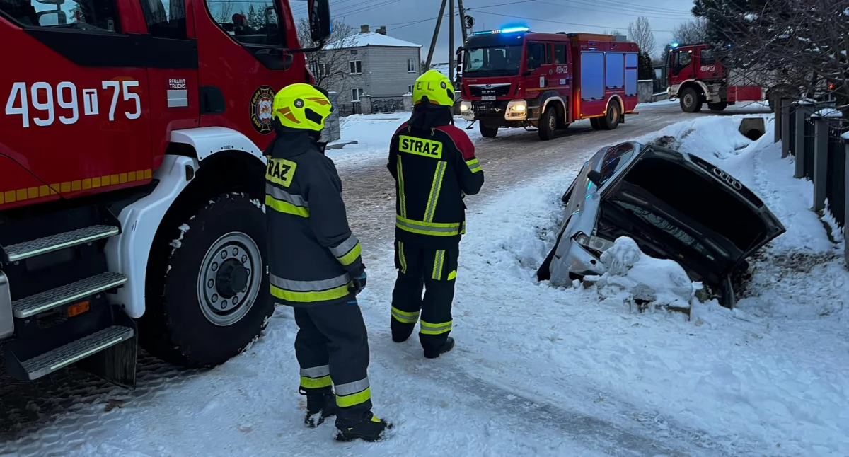 Wypadek w Wielkiej Wsi. Audi A6 w rowie, młoda kobieta trafiła do szpitala