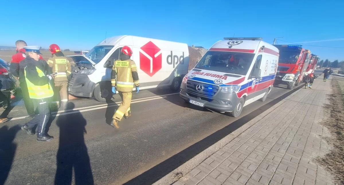 Wypadek na drodze w Jadownikach. Kurierski bus zderzył się z samochodem osobowym