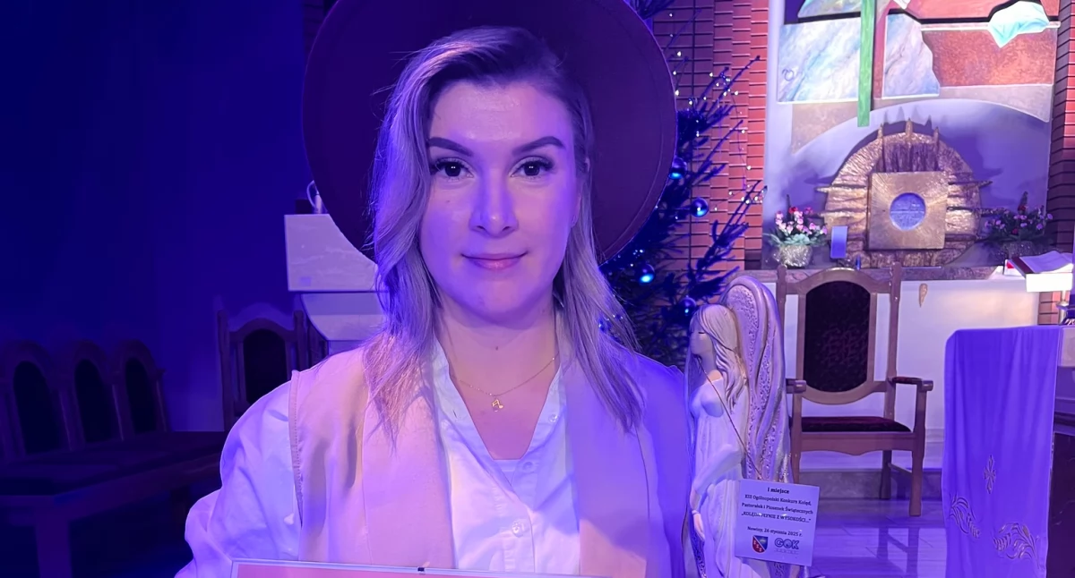 Marcelina Bidzińska z zespołem na podium Ogólnopolskiego KonkursuKolęd i Pastorałek - Kolęda płynie z wysokości