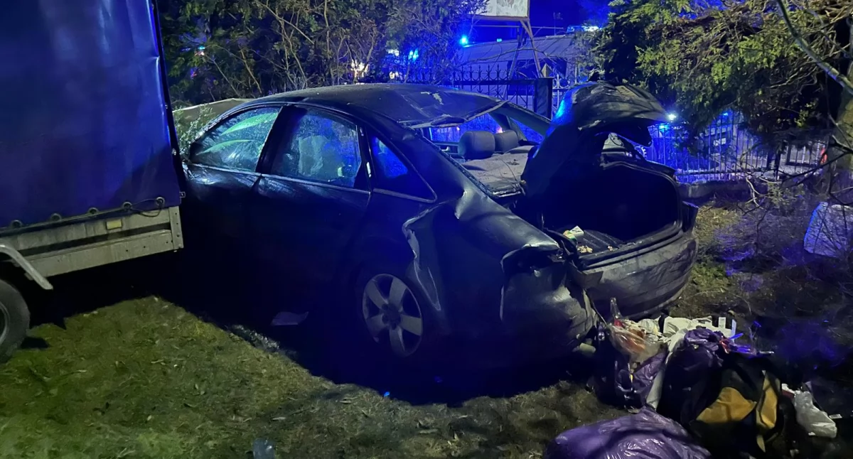 Wypadek w Warszówku. Kierowca samochodu uciekł z miejsca zdarzenia, szukają go policjanci