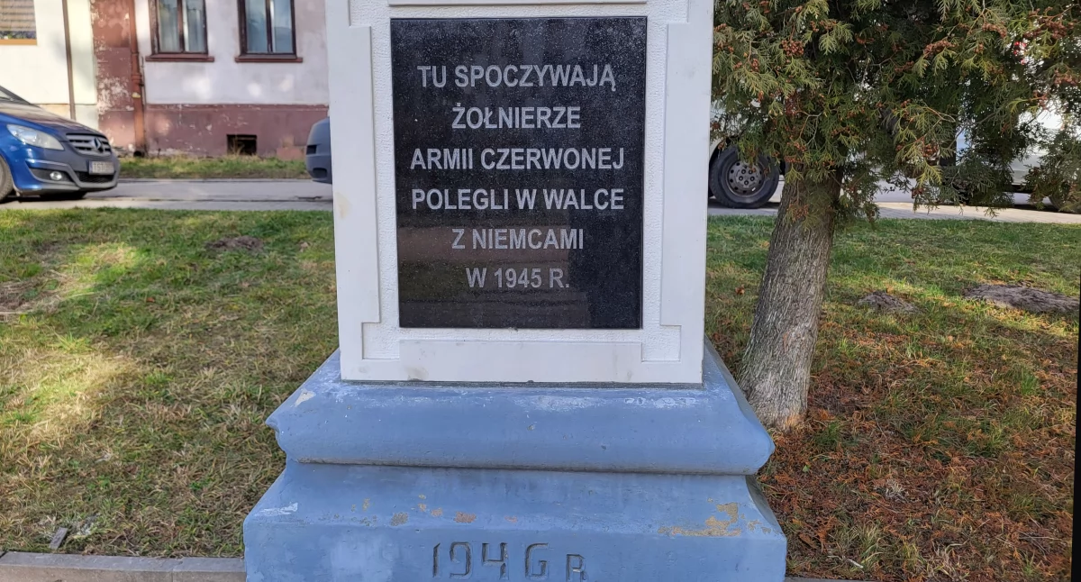 Kto i dlaczego zmienił tablicę na ruskim pomniku w Starachowicach?