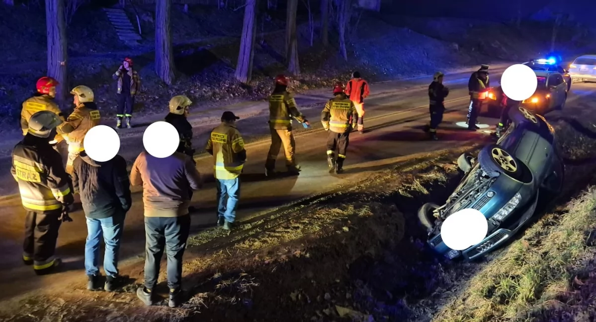 Wypadek w Chybicach. Kierowca samochodu marki Audi dachował