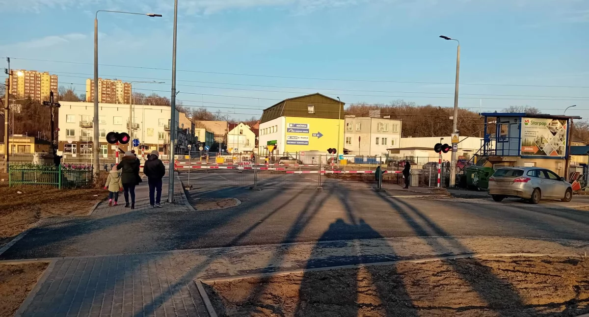 Co z przejściem dla pieszych przez przejazd kolejowy w Starachowicach Zachodnich?