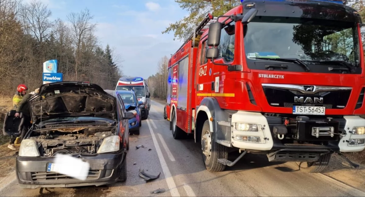 Zderzenie trzech pojazdów w gm. Pawłów. Droga w rzepińskim lesie zablokowana
