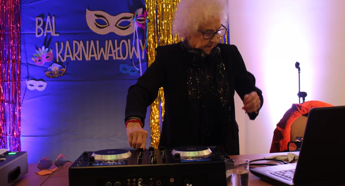 Gorące rytmy i niezapomniana zabawa – DJ Wika rozkręciła starachowicki karnawał seniorów!