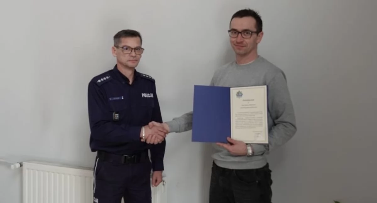 Uczciwy mieszkaniec Bodzentyna oddał znalezione 500 zł. Gratulowali mu policjanci