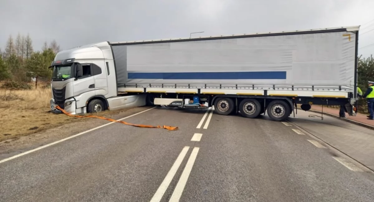 W piątkowe, wczesne popołudnie. Pijany kierowca ciężarówki zablokował DK nr 42 w Kuczowie