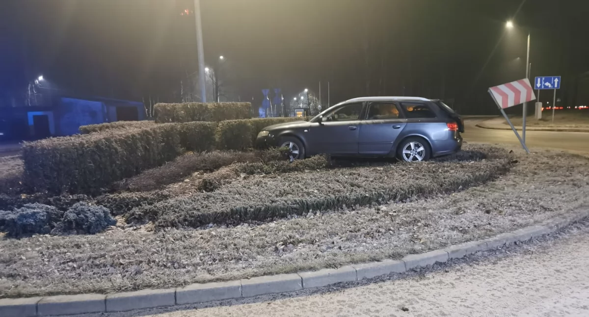 Wypadek w Starachowicach. Kierowca audi A4 wjechał na rondo